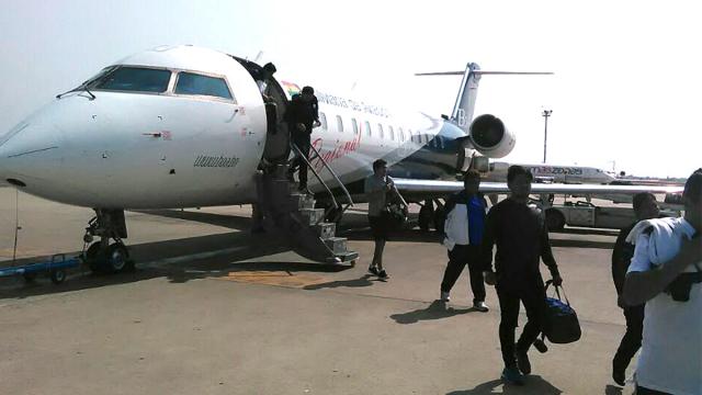 Jugadores bajando del avión que los trasladó desde Oruro a Santa Cruz. Foto: Club San José %image_alt%