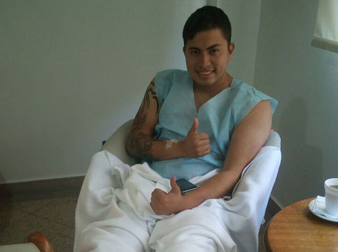 Rómel Quiñónez reposa después de la operación en la clínica del Deporte en Buenos Aires. Foto: Alberto Tayandi