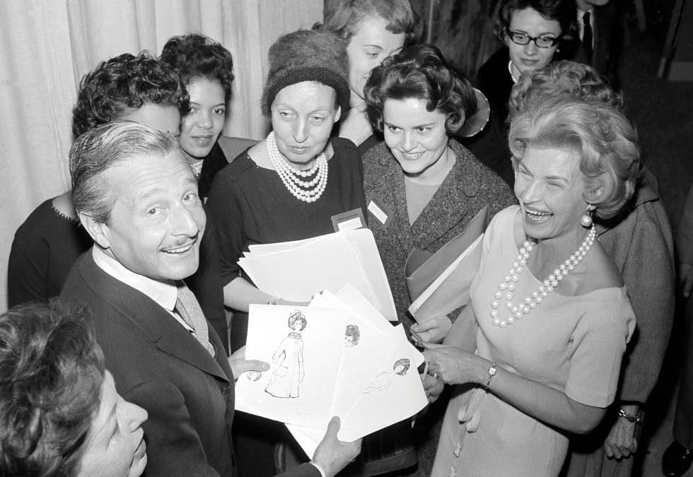 Oleg Cassini con un grupo de admiradoras.