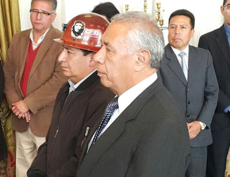 Reynaldo Llanque (izq.) y José Kinn Franco durante el acto de juramento.