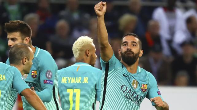 Arda Turán con el brazo levantado celebra el gol del Barza. Foto. AFP %image_alt%