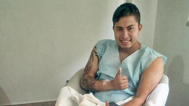 Quiñónez posando tras la operación. El jugador comenzará su recuperación desde el lunes. Foto: Club Bolívar %image_alt%