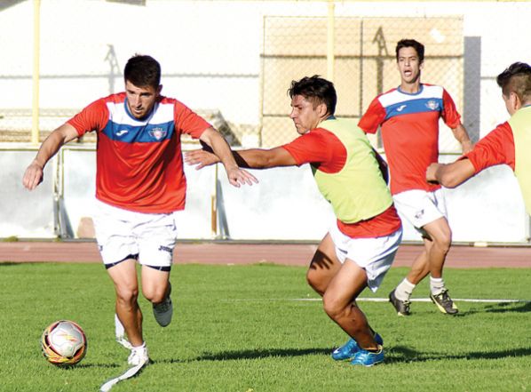 FRANCO OLEGO (I) DOMINA LA PELOTA ANTE LA MARCA DE IVÁN HUAYHUATA (C) DURANTE LE SESIÓN DE FÚTBOL EN EL ESTADIO CAPRILES. DICO SOLÍS
