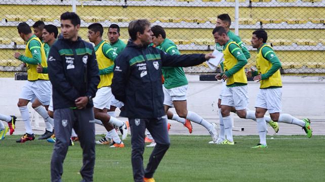 El entrenador de la selección Ángel Guillermo Hoyos dará la lista este viernes en La Paz. Foto. Archivo %image_alt%