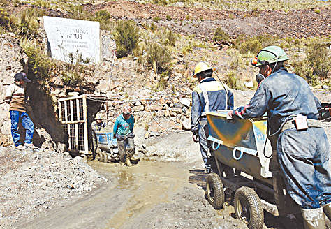 yacimiento. Trabajadores mineros de Amayapampa en la bocamina Virtus.