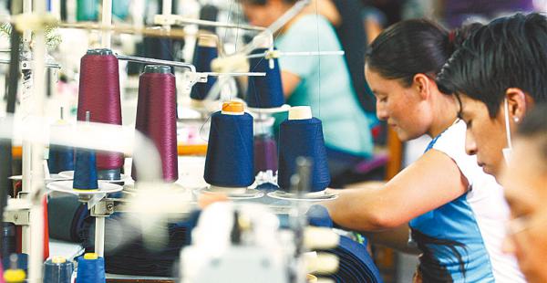 Los privados dicen que el pago del doble aguinaldo pone en riesgo a las empresas del país