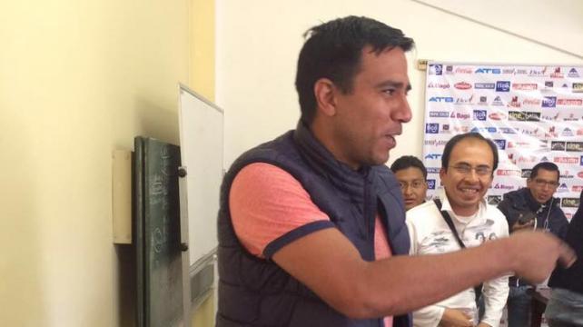César Farías en charla con los medios de comunicación en La Paz. Foto Diez %image_alt%