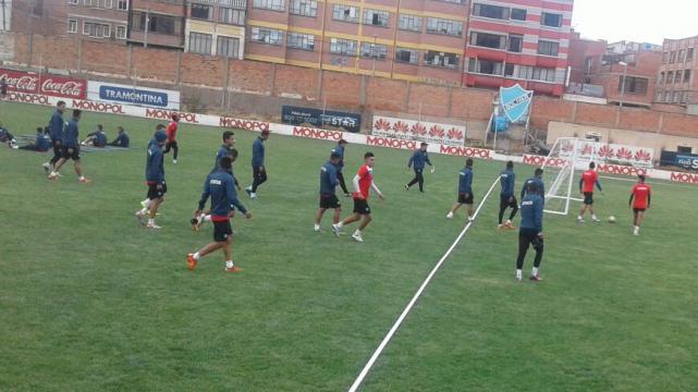 Los jugadores celestes regresaron al trabajo este jueves por la tarde tras la derrota ante Real Potosí. Foto: Luis Sandóval %image_alt%