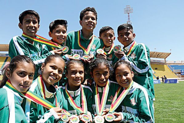 EQUIPO CRUCEÑO DE MINIATLETISMO QUE SE CORONÓ AYER. MINDEPORTES
