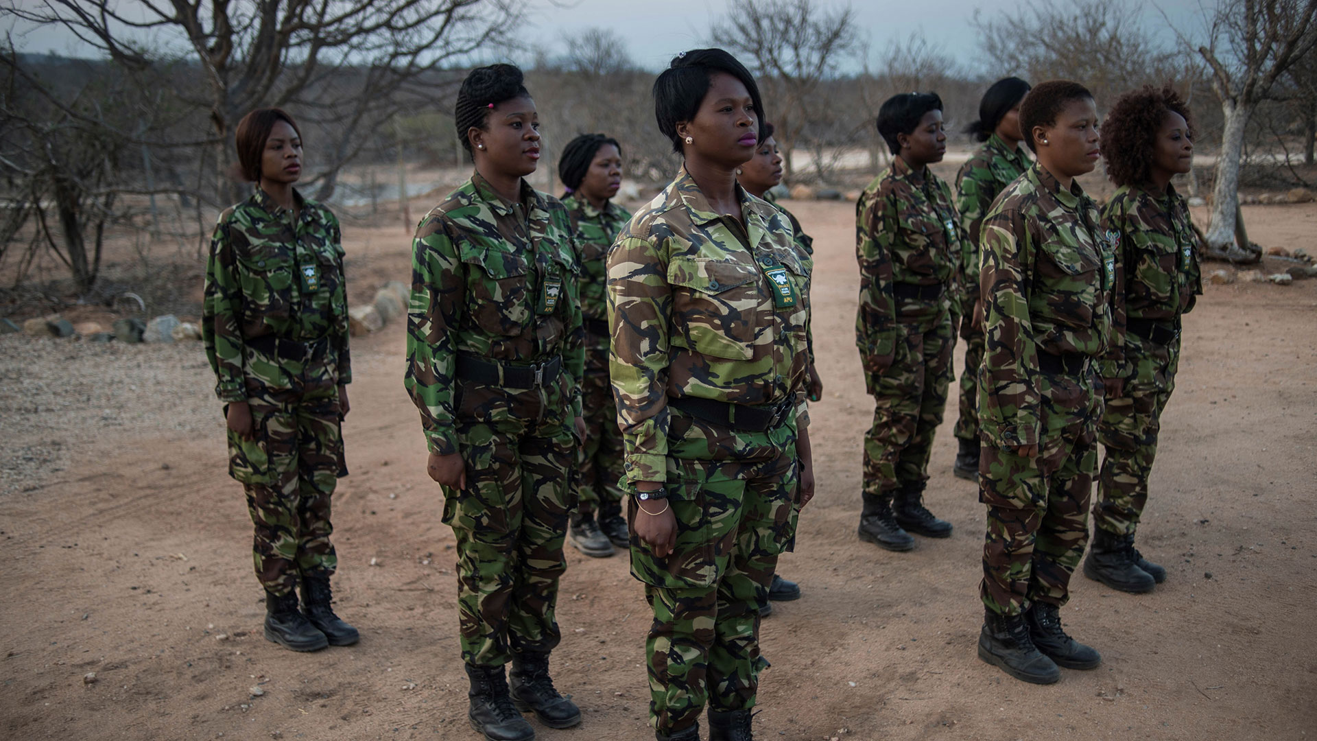 Las mujeres patrullan una reserva que, además de los rinocerontes, es hogar de leones, elefantes y jirafas, entre otros animales (AFP)