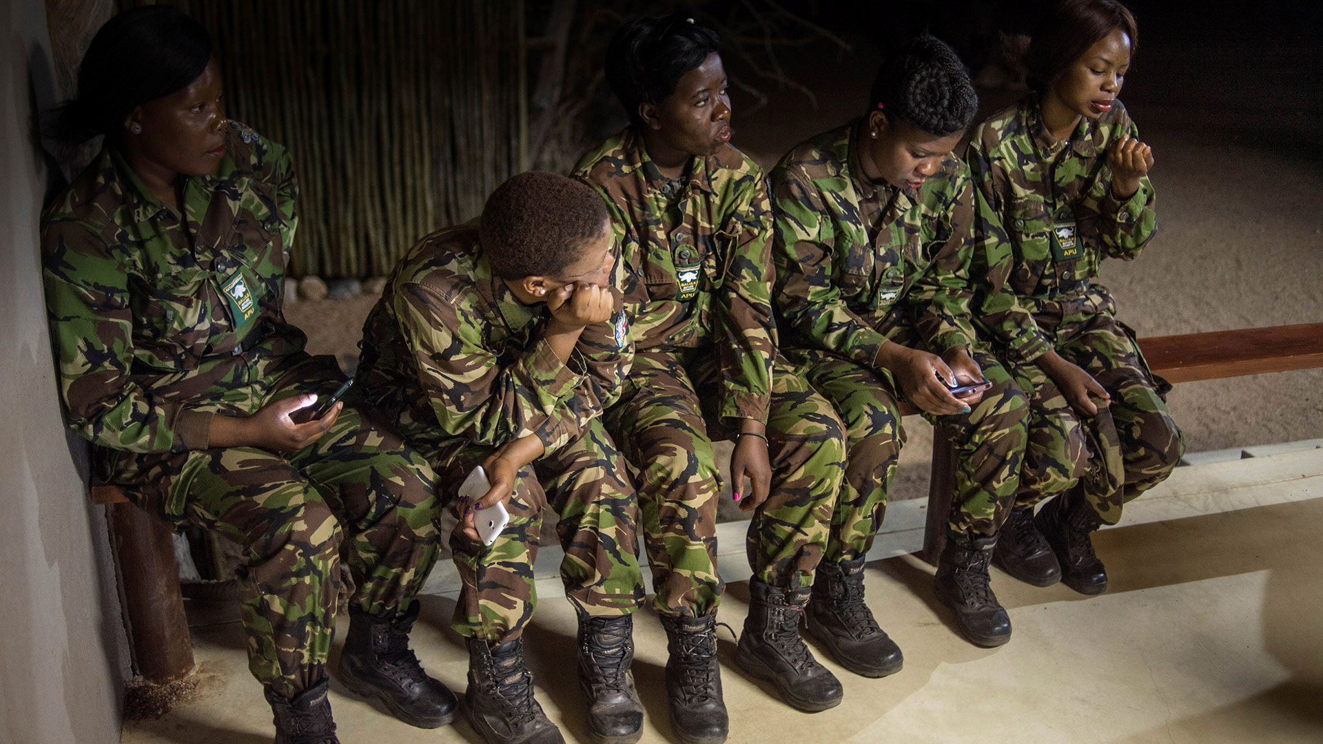 Las mujeres toman turnos de hasta 21 días corridos de patrulla (AFP)