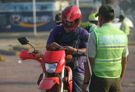 Policías de Tránsito pidieron licencias a los motociclistas en la av. Tres Pasos al Frente