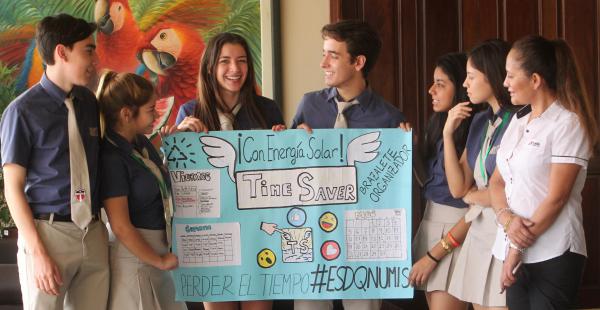 Los estudiantes de La Salle junto con su profesora y coordinadora de secundaria, Lesinka Ibáñez