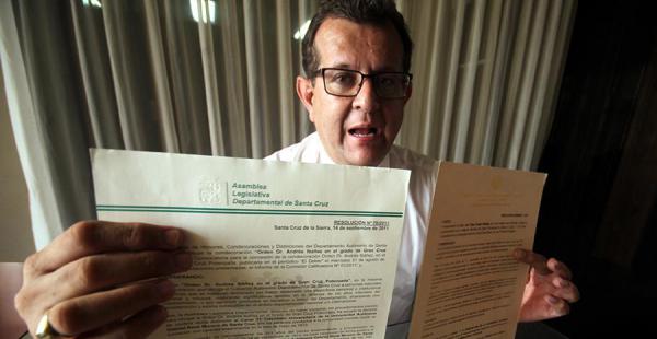 Ricardo Klinsky tramita la condecoración del Cóndor de los Andes para el canal universitario cruceño