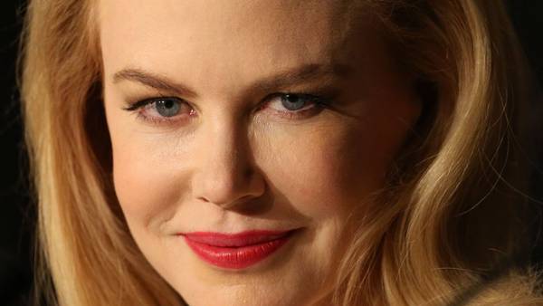 Kidman, siempre impecable, salió a disparar su verdad: el arrepentimiento por haberse casado tan joven con Cruise. (AFP).