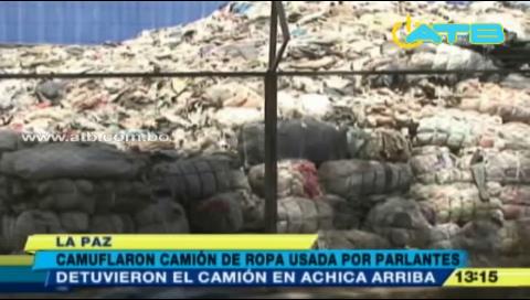 Aduana detiene a camión con gran cantidad de ropa usada