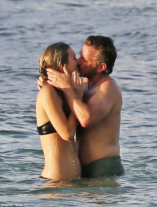 392a914400000578-3825453-image-a-30_1475767206895