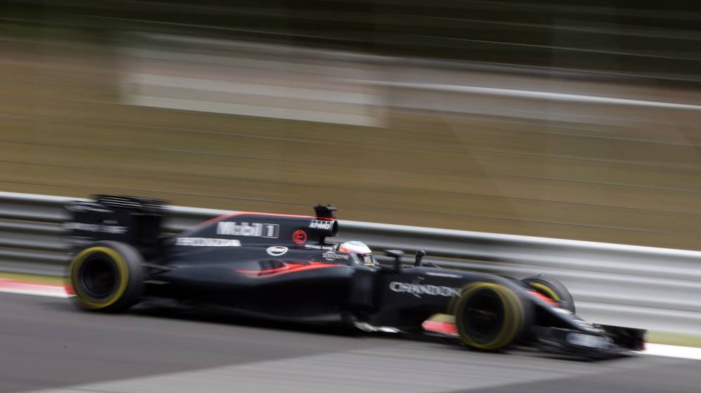 Foto: Fernando Alonso en acción durante los libres del sábado.