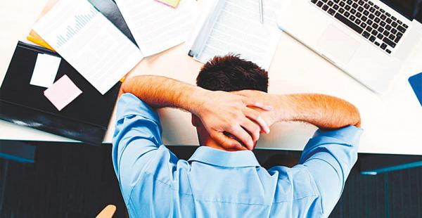 Una persona que trabaja más horas de las acordadas puede generar problemas de eficiencia en su grupo