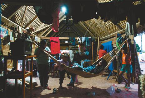 PARA DORMIR Y PARA COMPARTIR En muchas poblaciones rurales, la hamaca es la herramienta utilizada como cama y también el más cómodo espacio para charlar con la familia y con los amigos. El patriarca del hogar es el dueño principal de esta red alargada que