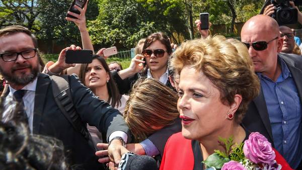 Voto. La ex presidente destituida, Dilma Rousseff, al sufragar hoy en Porto Alegre (AFP).
