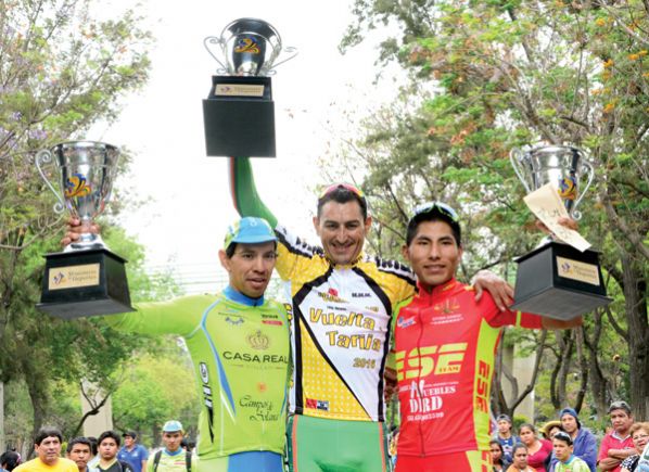 HORACIO GALLARDO (I) JUNTO AL CAMPEÓN DE LA VUELTA, JUAN PABLO DOTTI, Y JAVIER ARANDO. APG