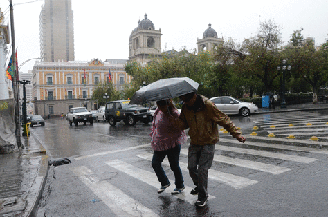 Dos personas cubriéndose de la lluvia. Foto: La Razón