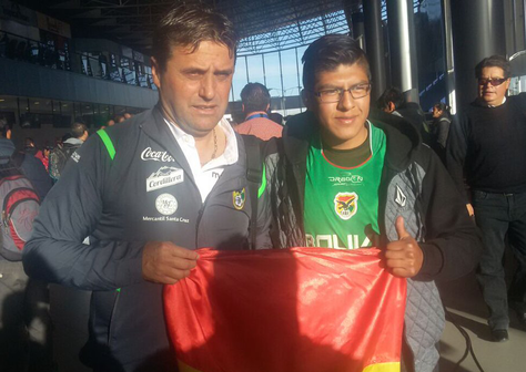 Un hincha posa con el seleccionador Ángel Guillermo Hoyos en el aeropuerto de El Alto. Foto: Marcas