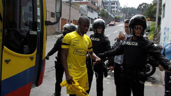 Enner Valencia, llegando al entrenamiento del equipo ecuatoriano en Quito. (EFE)