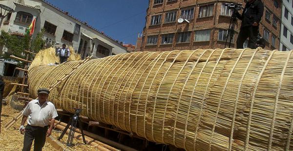 La balsa es construida en el centro de la ciudad de La Paz
