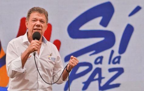 El presidente de Colombia, Juan Manuel Santos participa de la primera Jornada de Pedagogía de Paz realizada en el país, en una plaza pública de CalI (Colombia) hoy, viernes 29 de julio de 2016. Foto: AFP 
