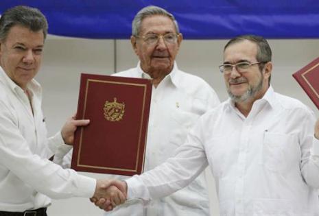 Juan Manuel Santos junto a Timochenko, en el acuerdo de paz