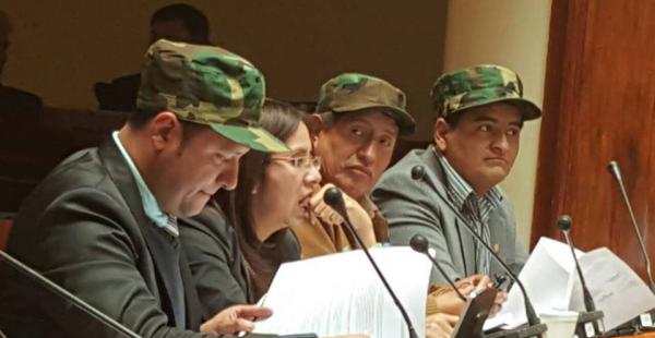 Algunos legisladores de la oposición apostaron por parte de la vestimenta militar como forma de protesta.