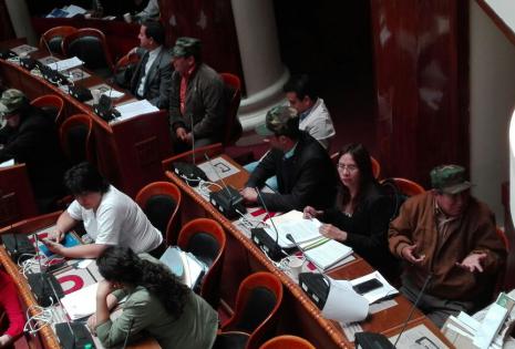 Algunos legisladores de la oposición apostaron por parte de la vestimenta militar como forma de protesta.
