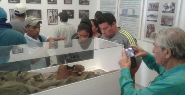 El muralista cruceño Lorgio Vaca asistió a la inauguración del centro