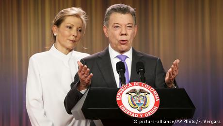Kolumbien Bogota - Juan Manuel Santos bei Pressekonferenz zum Friedensnobelpreis (picture-alliance/AP Photo/F. Vergara)