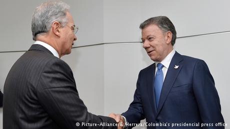 Kolumbien Juan Manuel Santos und Alvaro Uribe (Picture-Alliance/E. Herrera/Colombia