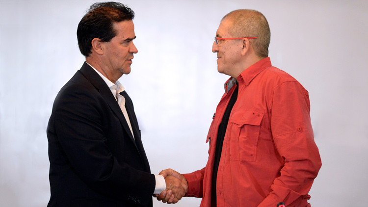 El jefe negociador del gobierno colombiano, Frank Pearl, y el guerrillero del ELN, Antonio García, estrechan sus manos en el inicio de las negociaciones de paz en Caracas. 30 de marzo de 2016.
