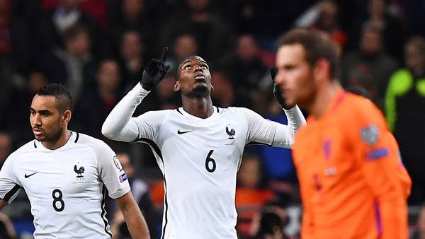 Pogba celebra su gol en Amsterdam para el triunfo de Francia sobre Holanda. (AFP)