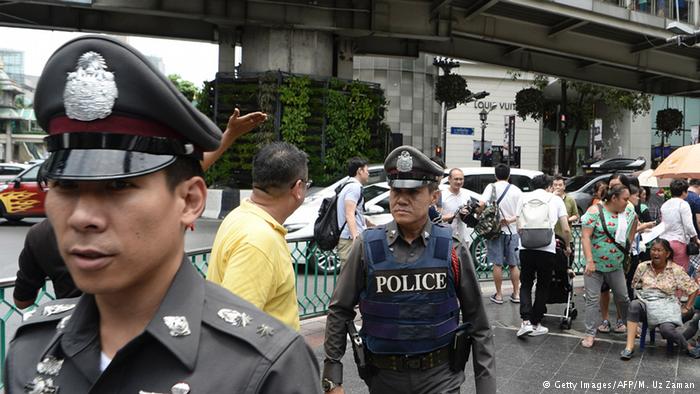 Thailand Bangkok Polzisten auf Straße (Getty Images/AFP/M. Uz Zaman)