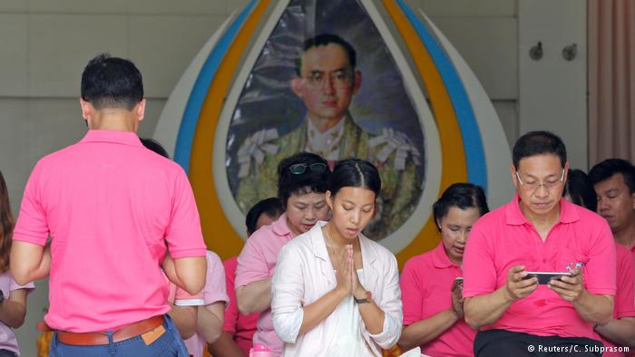 Thailand Gebete für König Bhumibol Adulyadej in Bangkok (Reuters/C. Subprasom)