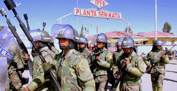Efectivos militarizan Senkata para posibilitar el traslado de combustible a La Paz
