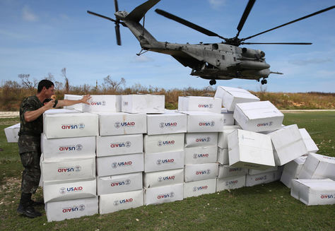 Un helicóptero de las FFAA de los EEUU entrega un cargamento de ayuda humanitaria para las víctimas del huracán Matthew. Foto: EFE
