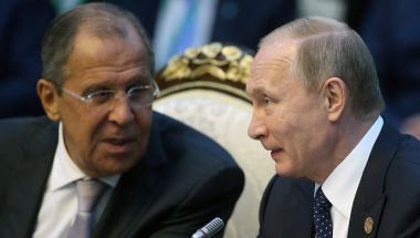 El presidente de Rusia Vladimir Putin (derecha) habla con el ministro de Relaciones Exteriores Sergei Lavrov (izquierda) durante la sesión plenaria del CIS en Bishkek, Kyrgyzstan, el 16 de septiembre de 2016. (Crédito: Mikhail Svetlov/Getty Images)