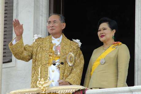 El rey de Tailandia junto a la reina