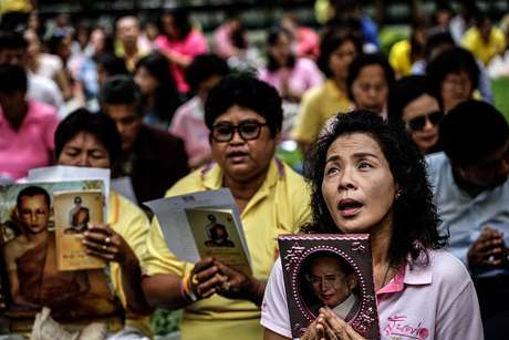 Millones de tailandeses han estado pendientes de la salud de su rey