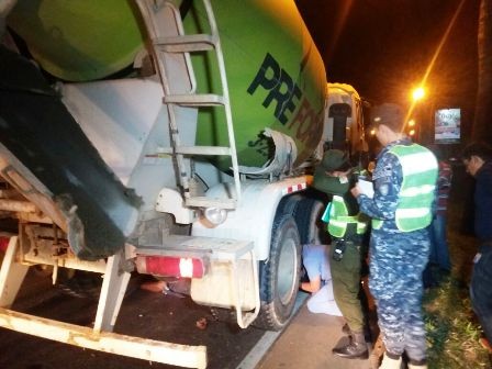 Mata-a-su-esposa-y-luego-se-lanza-debajo-de-un-camion-