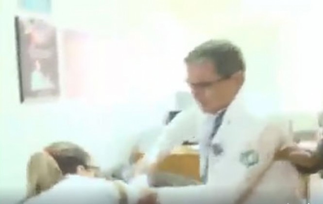 (VIDEO) Un médico del Gastroenterológico agrede físicamente a una periodista de Bolivisión