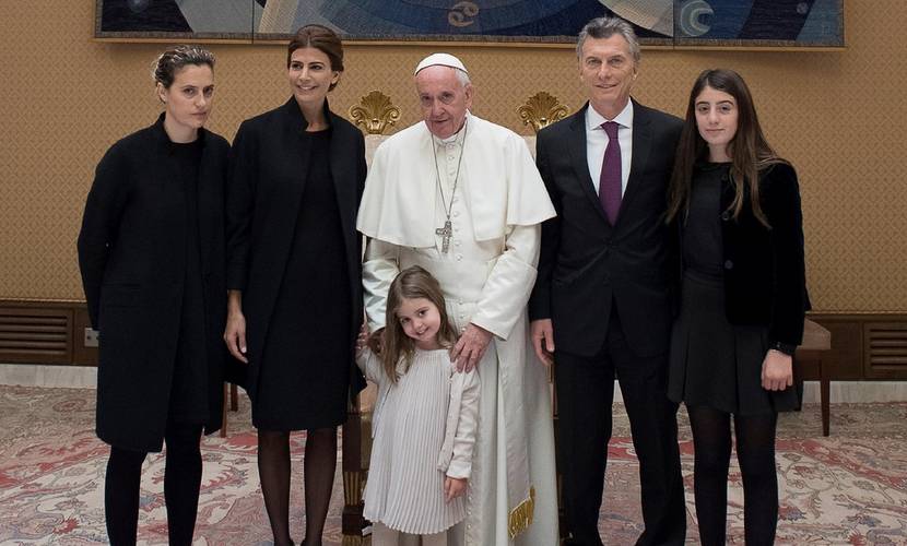 FOTO OFICIAL. Macri su esposa Juliana Awada y las hijas de ambos junto al papa Francisco en el estudio anexo del aula Paulo VI. (L