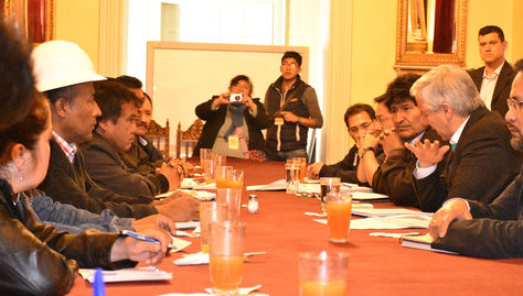 El Presidente Evo Morales y el Vicepresidente Álvaro Garcia Linera sostienen una reunión con representantes de Central Obrera Boliviana. Foto: ABI